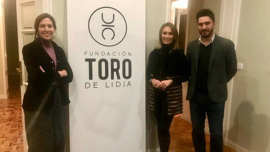 Lucía Núñez, Cristina Sánchez y Juanma Lamet en la sede de la Fundación del Toro de Lidia