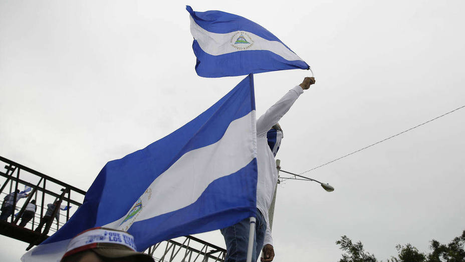 Caravana de autos parte hacia Masaya, Nicaragua, asediada por parapolicías