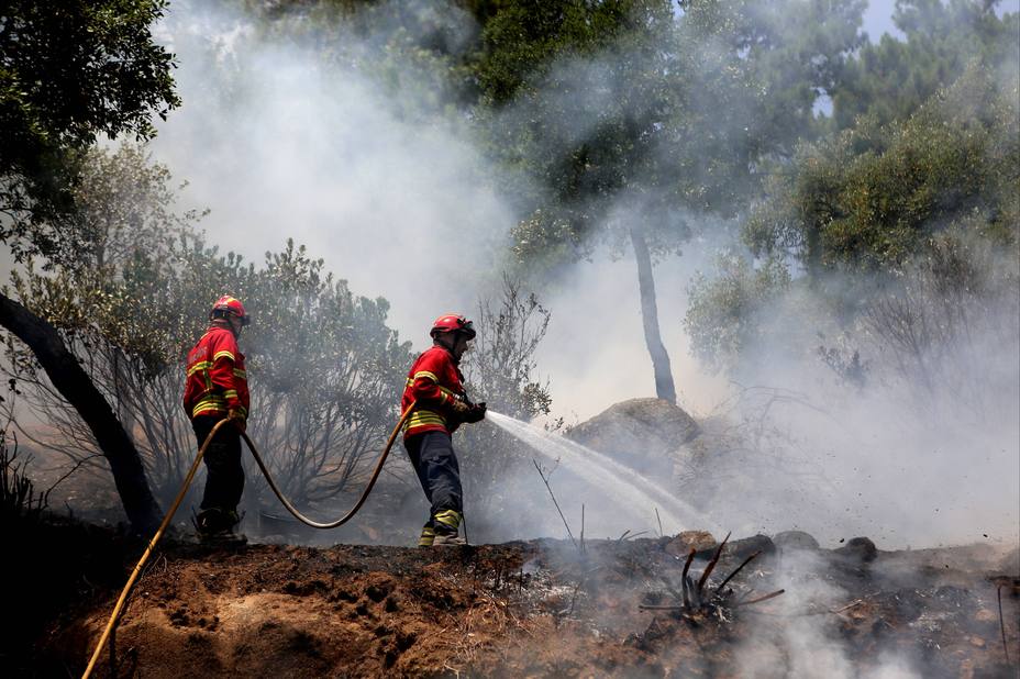 El incendio del Algarve mantiene a 299 personas desalojadas tras alcanzar un perímetro de 100 kilómetros