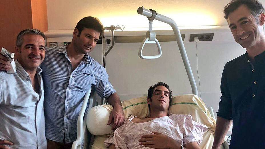 Pepe Moral junto a miembros de su cuadrilla en el hospital de Nimes