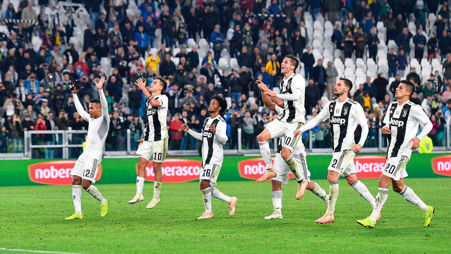 Los jugadores de la Juventus celebran la victoria ante Cagliari. EFE