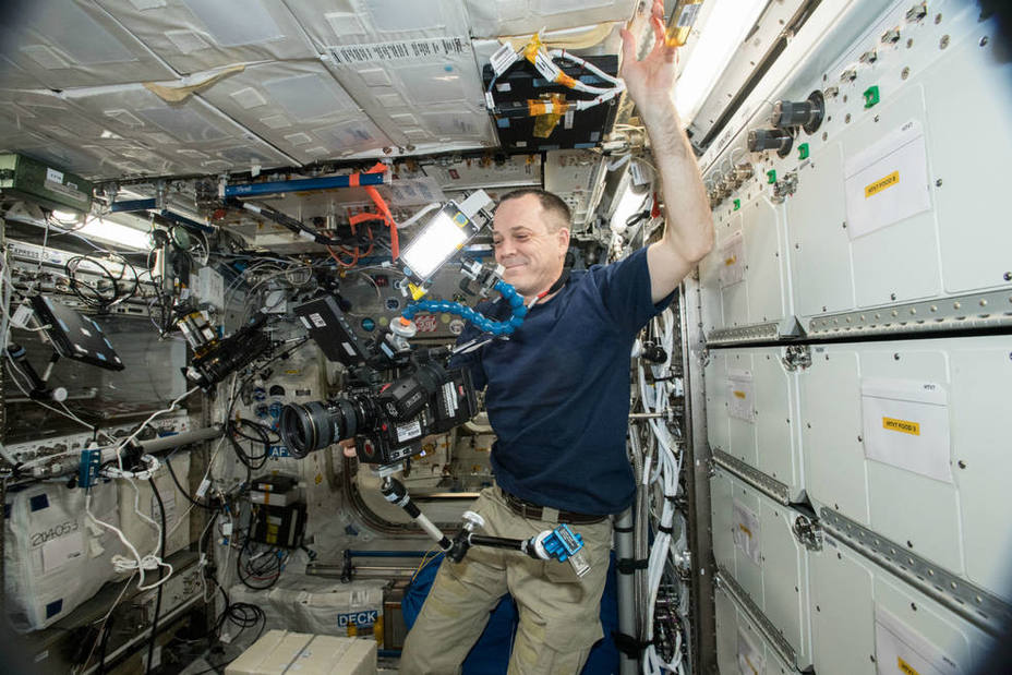 El astronauta Ricky Arnold con la cámara 8K que llegó a la Estación Espacial Internacional