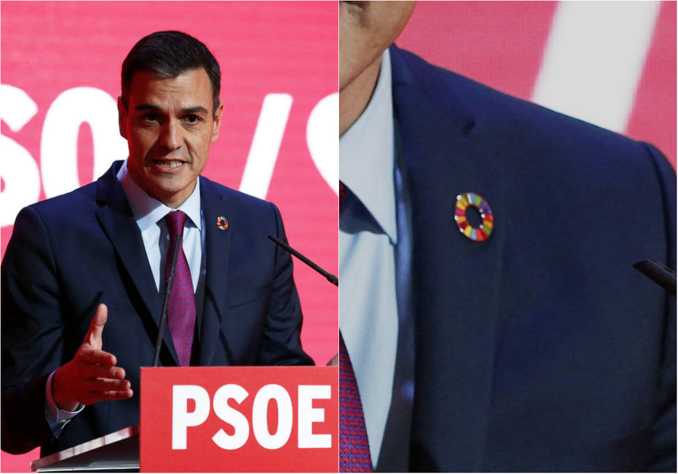 ¿Qué significado tiene la chapa que llevaba Sánchez en la presentación de la campaña?