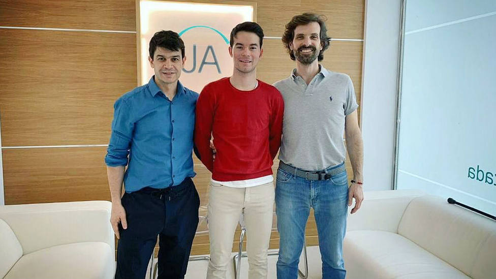 Manolo Vanegas, en el centro de la imagen, junto a sus rehabilitadores Luis Sánchez y Javier Alonso