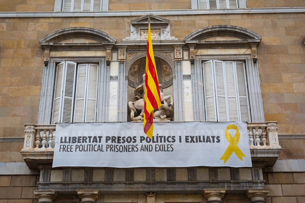 Lazos amarillos en los edificios públicos de Barcelona