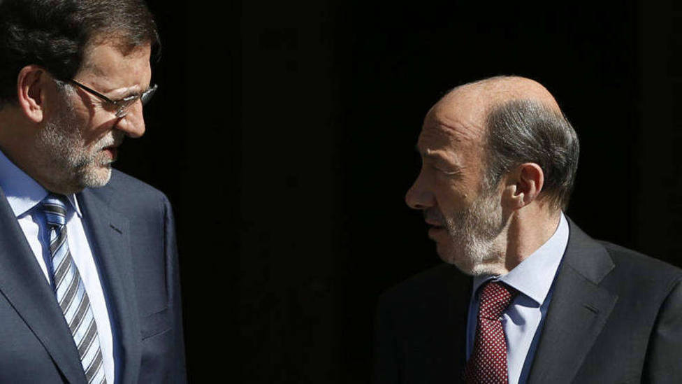 Pedro Sánchez, Rajoy y la Casa Real contactan con la familia de Rubalcaba para interesarse por su salud