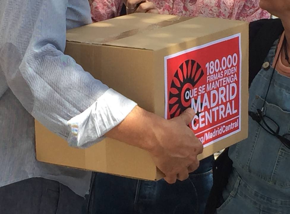 Partidarios de Madrid Central presentan 153.000 firmas contra la moratoria a la salud del Ayuntamiento