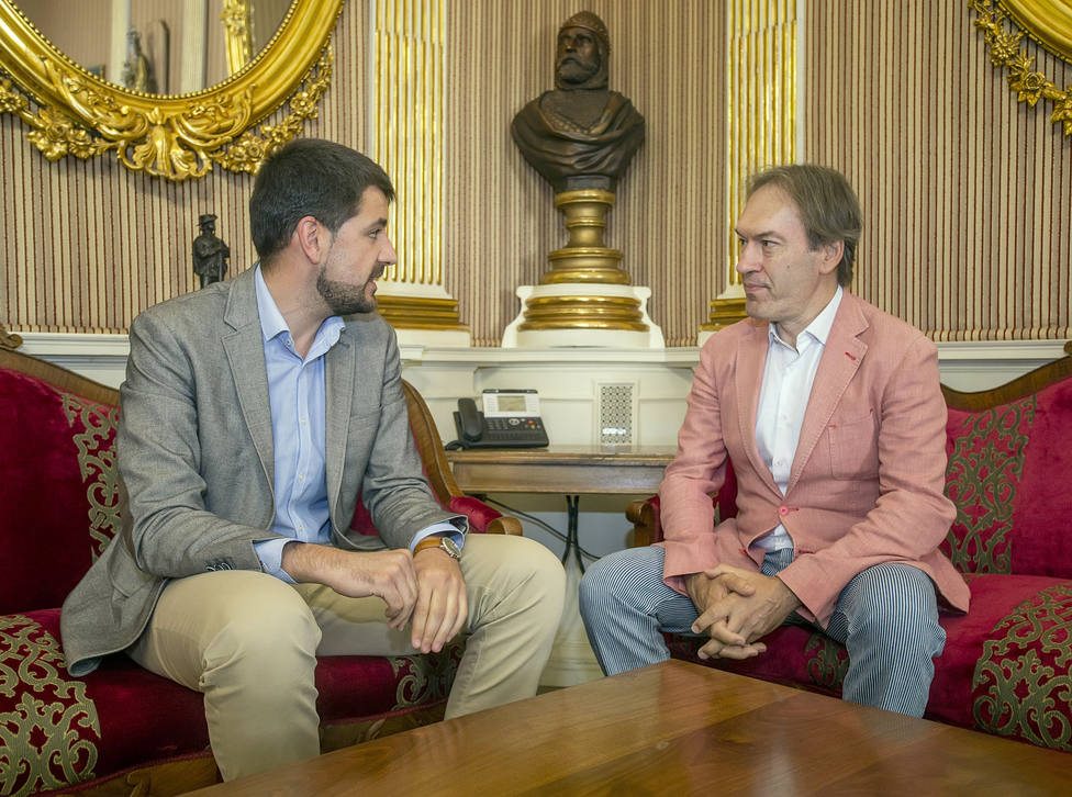 El alcalde en funciones de Burgos, David Jurado, se reúne con el artista Rubén Amoretti para conocer sus nuevo