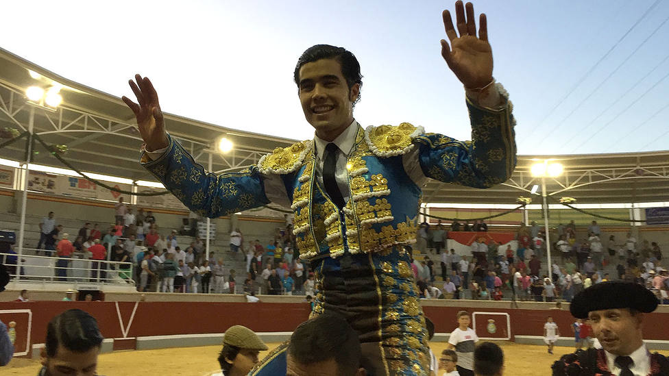 Diego San Román a hombros en Villaseca de la Sagra, donde conquistó el Alfarero de Oro