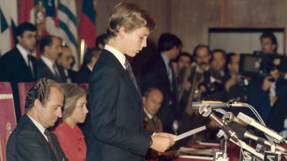 El Príncipe de Asturias durante la lecctura de su discurso en los Premios Príncipe de Asturias de 1981