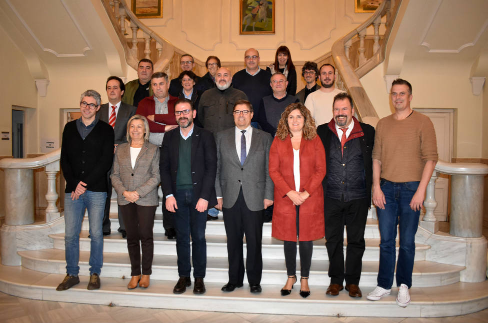 Representantes de la Universidad de A Coruña y de los municipios de la comarca tras la firma