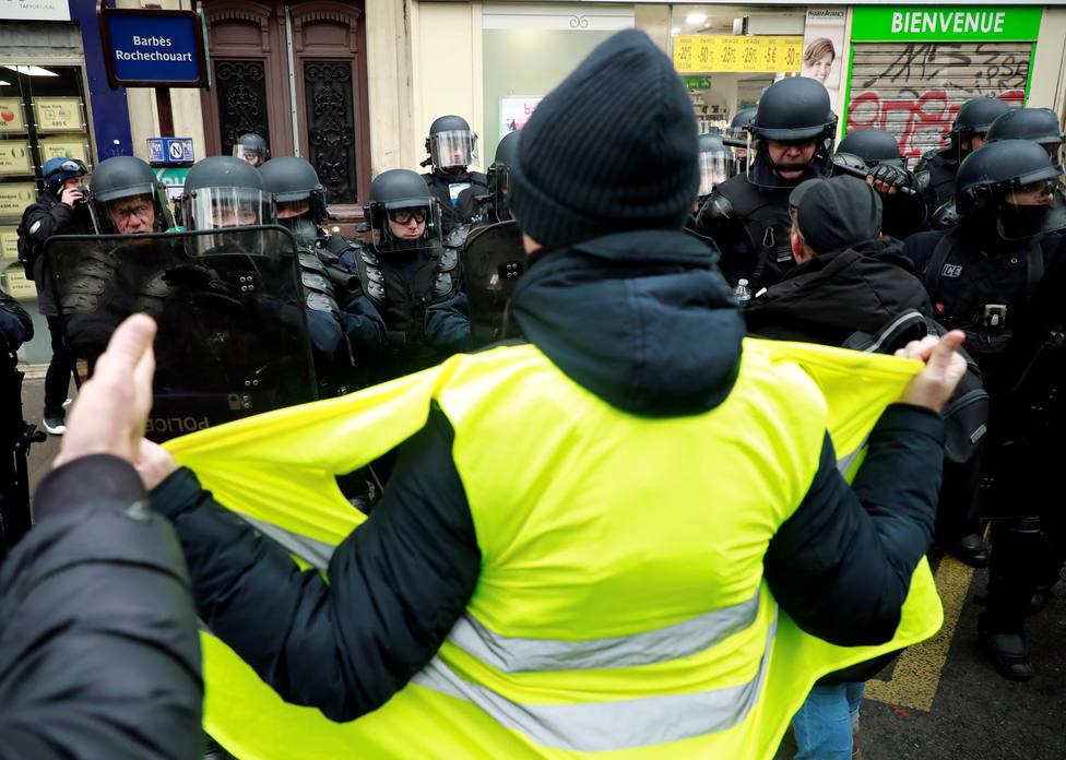 Los chalecos amarillos organizan altercados en París en su aniversario