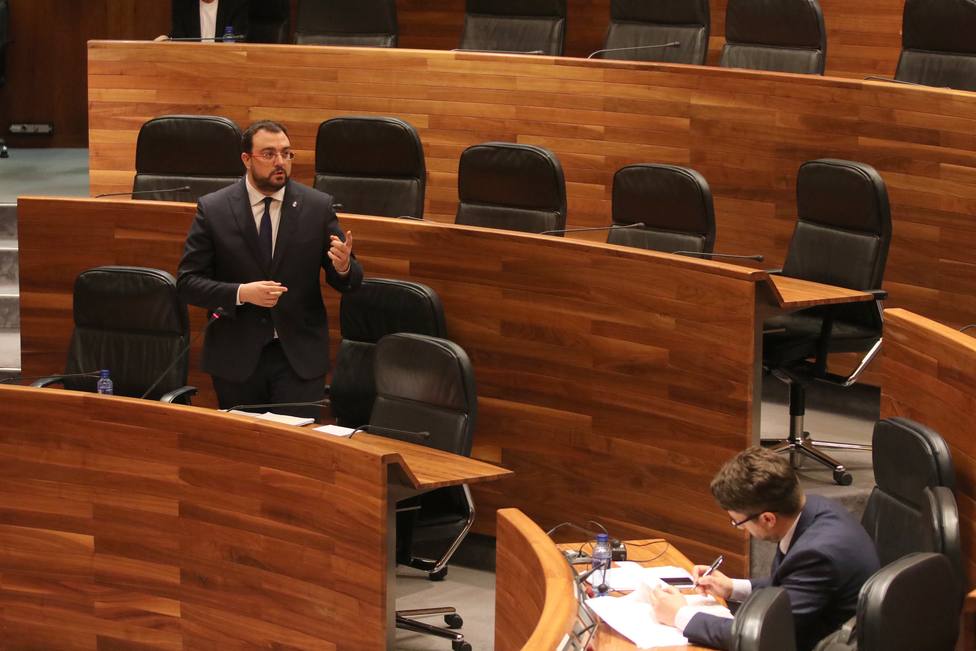 Adrián Barbón, en un pleno semipresencial en el parlamento asturiano