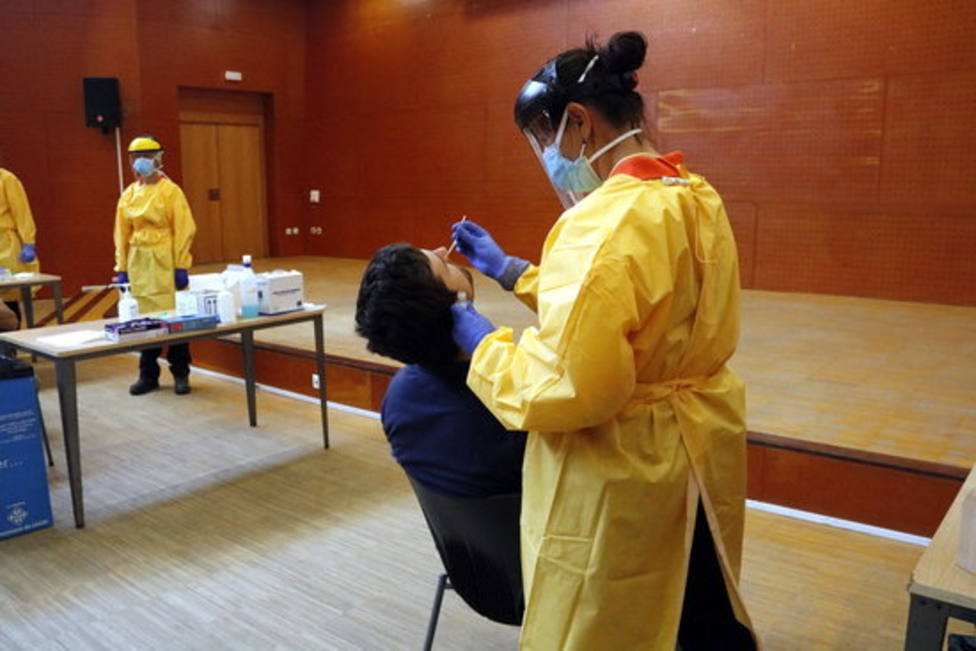 Personal sanitario realizando pruebas PCR en Lleida