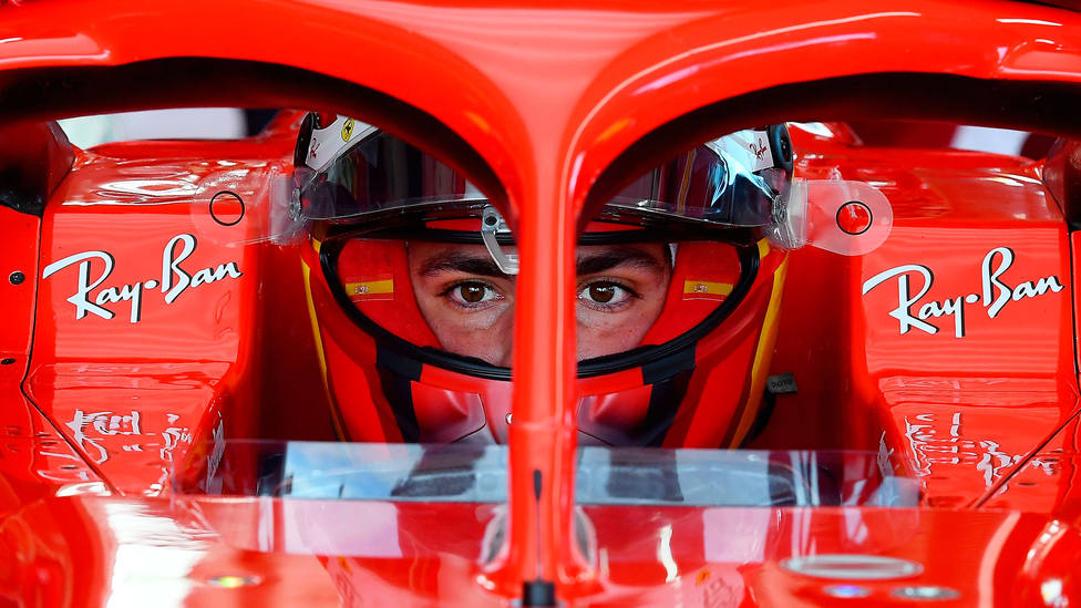 Carlos Sainz, subido por primera vez a un coche de Ferrari (@ScuderiaFerrari)