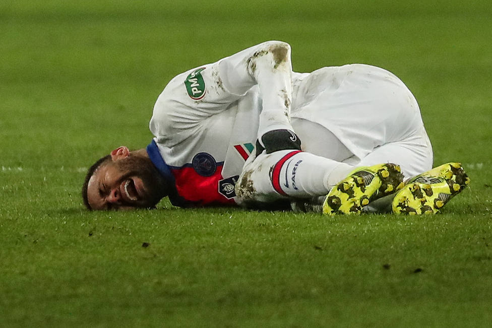 Neymar se duele instantes después de lesionarse contra el Caen (EFE)