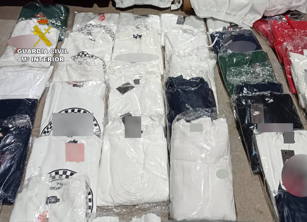 Investigan al dueño de un mercadillo de Las Torres de Cotillas con cien prendas falsificadas
