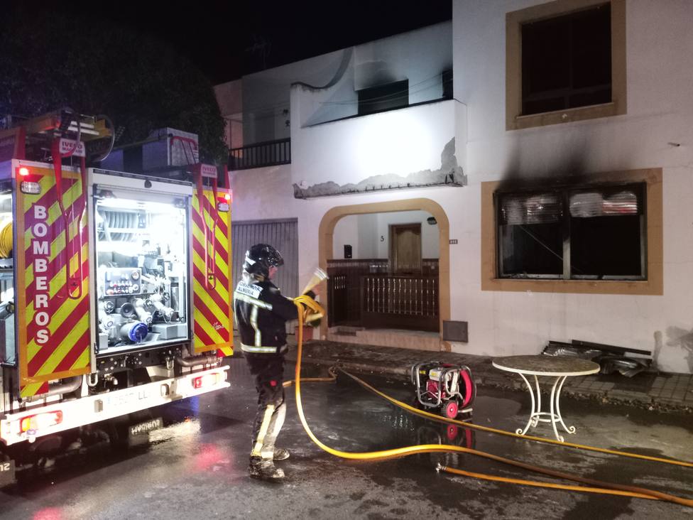 Extinguido un incendio en un dúplex en Cabo de Gata sin heridos