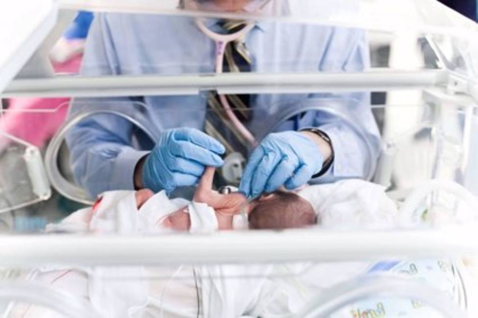 Foto de recién nacido en incubadora