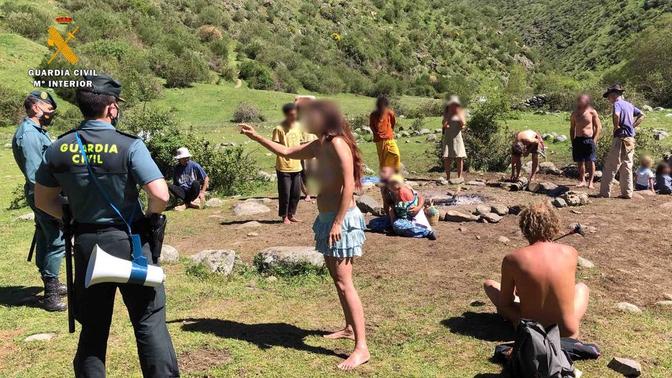 Los hippies de la Familia Arcoíris que acampan libremente en La Rioja suman 76 propuestas para sanción