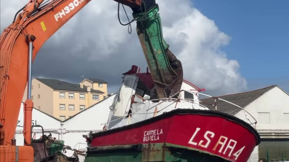 La primera lancha de salvamento marítimo de la provincia de Lugo fue desguazada en el puerto de Burela