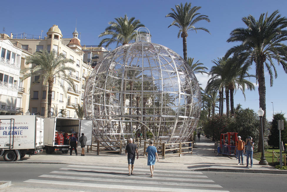 La bola de Navidad más grande de España está en Alicante
