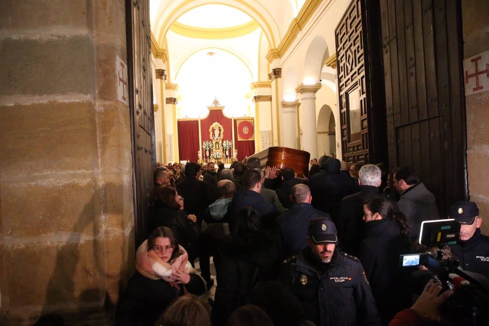 El féretro del sacristán asesinado en Algeciras entrando en la Iglesia de La Palma