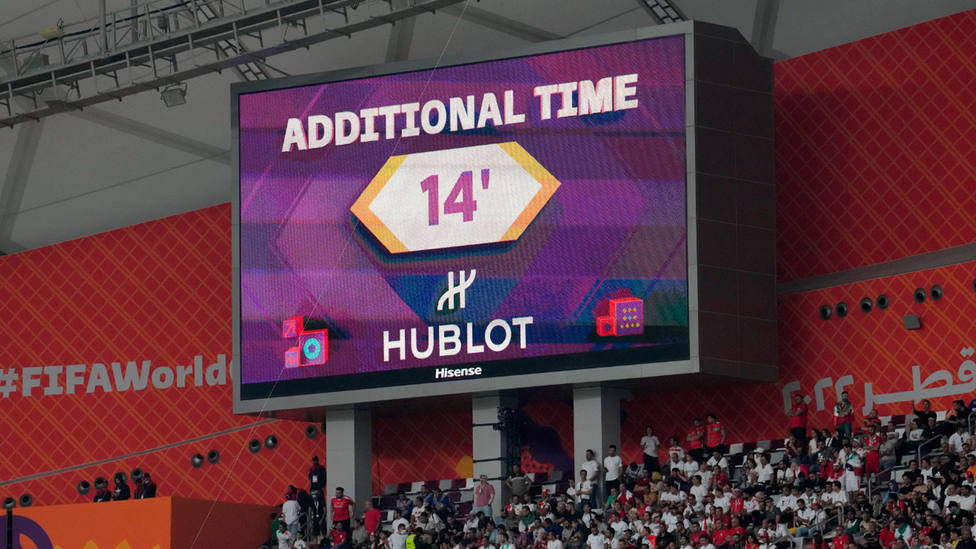El videomarcador señala 14 minutos de tiempo añadido en un partido del Mundial de Catar. CORDONPRESS