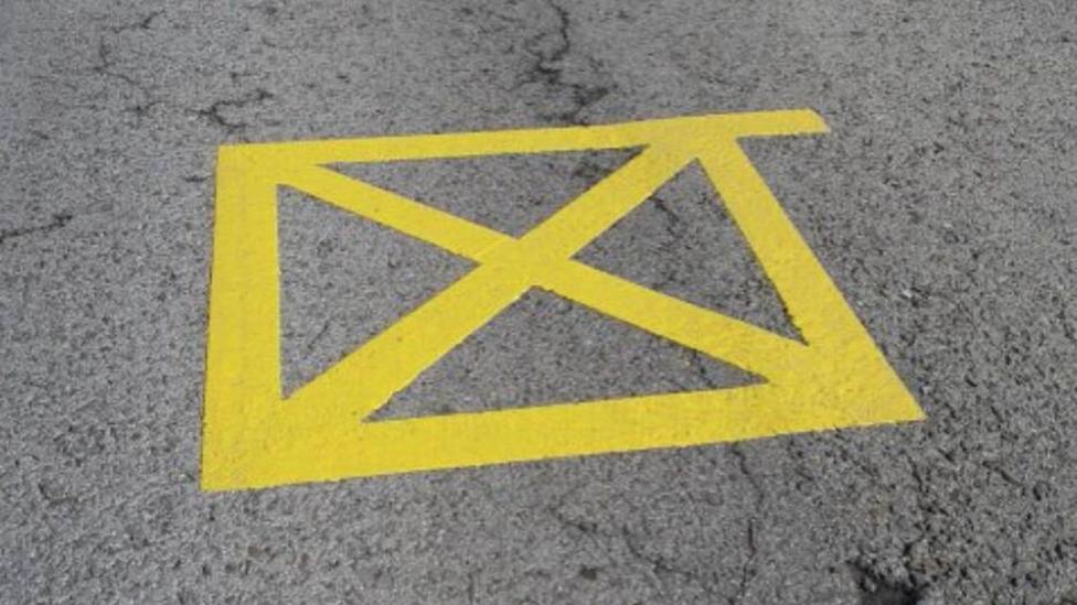 DGT: qué significa el cuadrado amarillo que ya puedes encontrar en las carreteras españolas