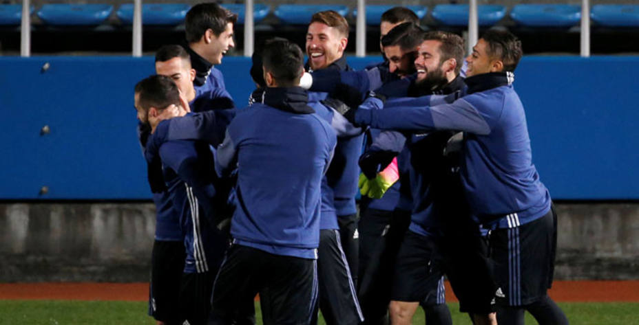 Los jugadores del Real Madrid se divierten en un entrenamiento (Reuters)