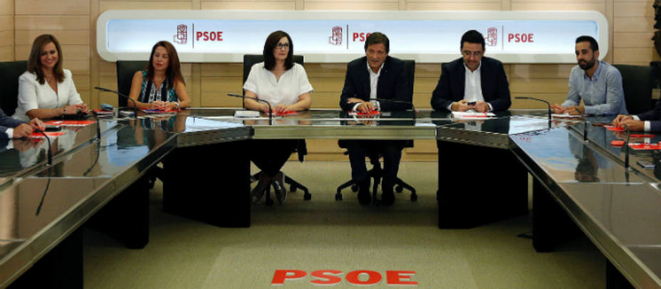 La gestora que dirige el PSOE tras la dimisión de Pedro Sánchez como secretario general ha mantenido este lunes en Ferraz su primera reunión de trabajo, presidida por el secretario general de la FSA y Jefe del Ejecutivo asturiano, Javier Fernández (c