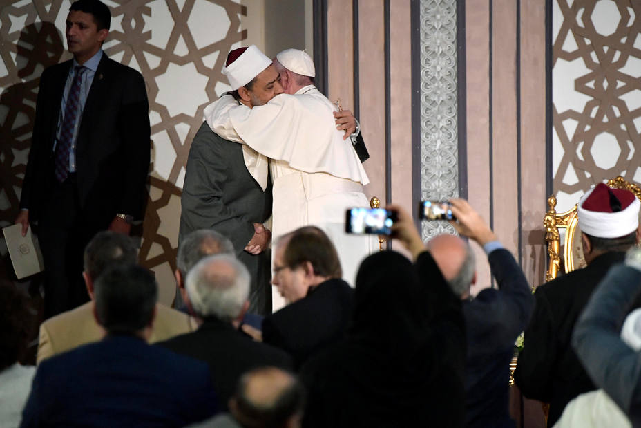El Papa Francisco (i), asiste junto al jeque de Al Azharen, Ahmed al Tayeb (d), a una conferencia sobre la paz en la universidad al Azhar en el Cairo, Egipto
