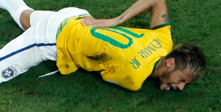 Neymar, dolorido en el suelo tras la entrada de Zúñiga (Reuters)
