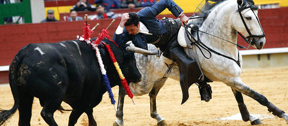 Andy Cartagena durante su actuación este lunes en la plaza de toros de Castellón. EFE