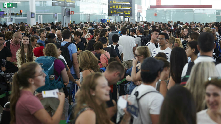 Las colas para acceder al control de seguridad del Aeropuerto de Barcelona-El Prat