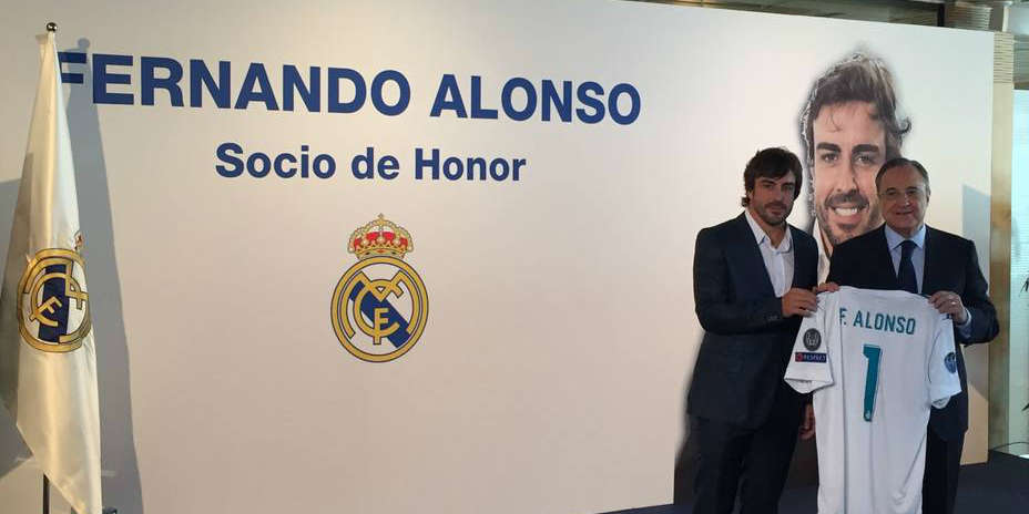 Fernando Alonso recibe una Camiseta de la Real Sociedad firmada