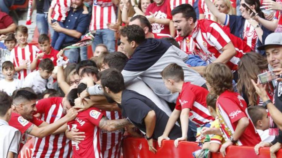 El Sporting derrota al Lorca y sigue arriba