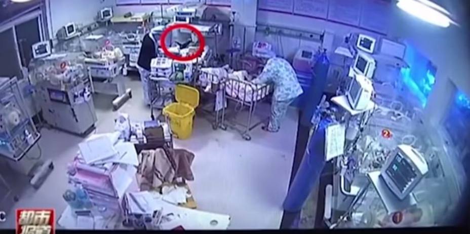 Imagen del bebé en la camilla del hospital. Youtube