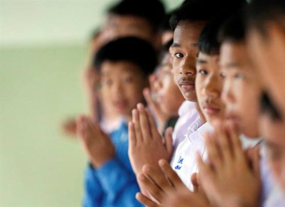 Estudiantes tailandeses oran después de que sus compañeros de clase, que estaban atrapados en la cueva de Tham Luang, fueran rescatados.