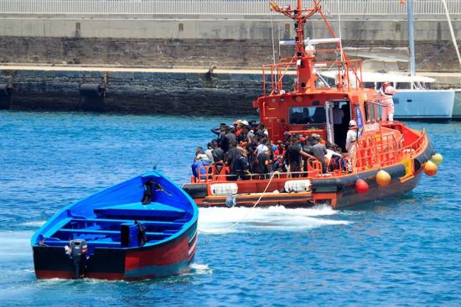 Salvamento Marítimo rescata a unos 70 inmigrantes en la costa de Cádiz