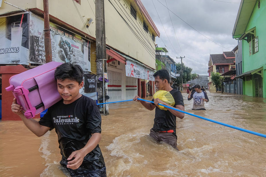 Aumentan a 26 los muertos por las inundaciones y corrimientos de tierra en Indonesia