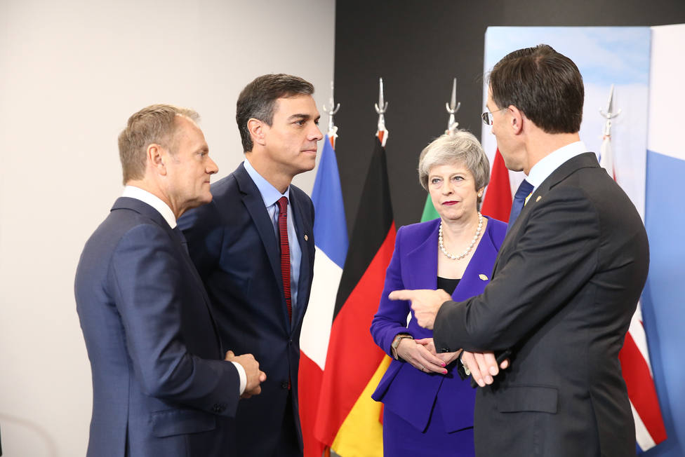 Pedro Sánchez conversa Theresa May y con el presidente del Consejo Europeo, Donald Tusk