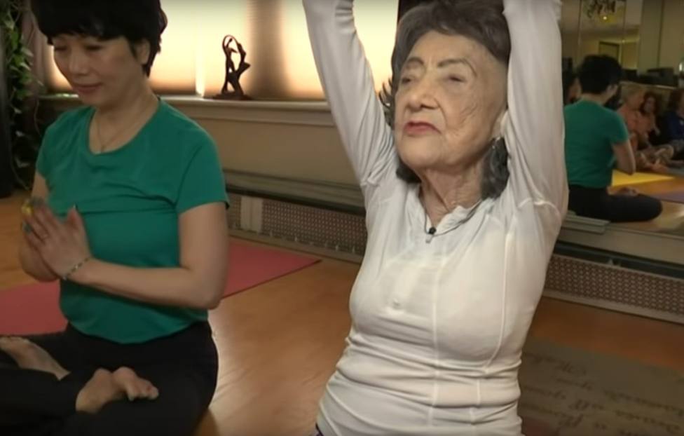 La abuela centenaria que sigue dando clases de yoga en Nueva York