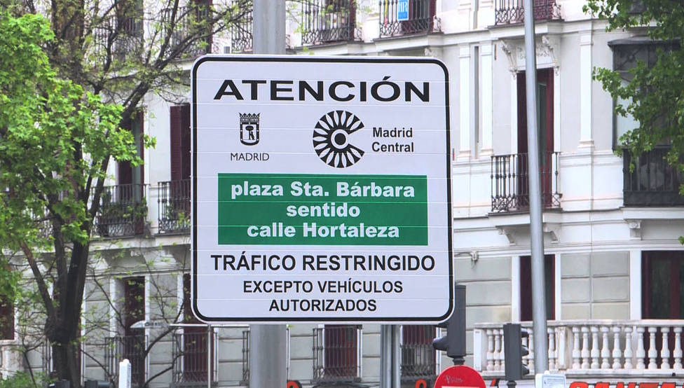Una seÃ±al de Madrid Central en la que se lee TrÃ¡fico restingido excepto vehÃ­culos autorizados.