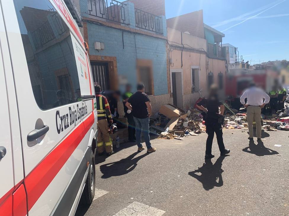 Una mujer muerta y dos heridos leves al derrumbarse una vivienda en Badajoz