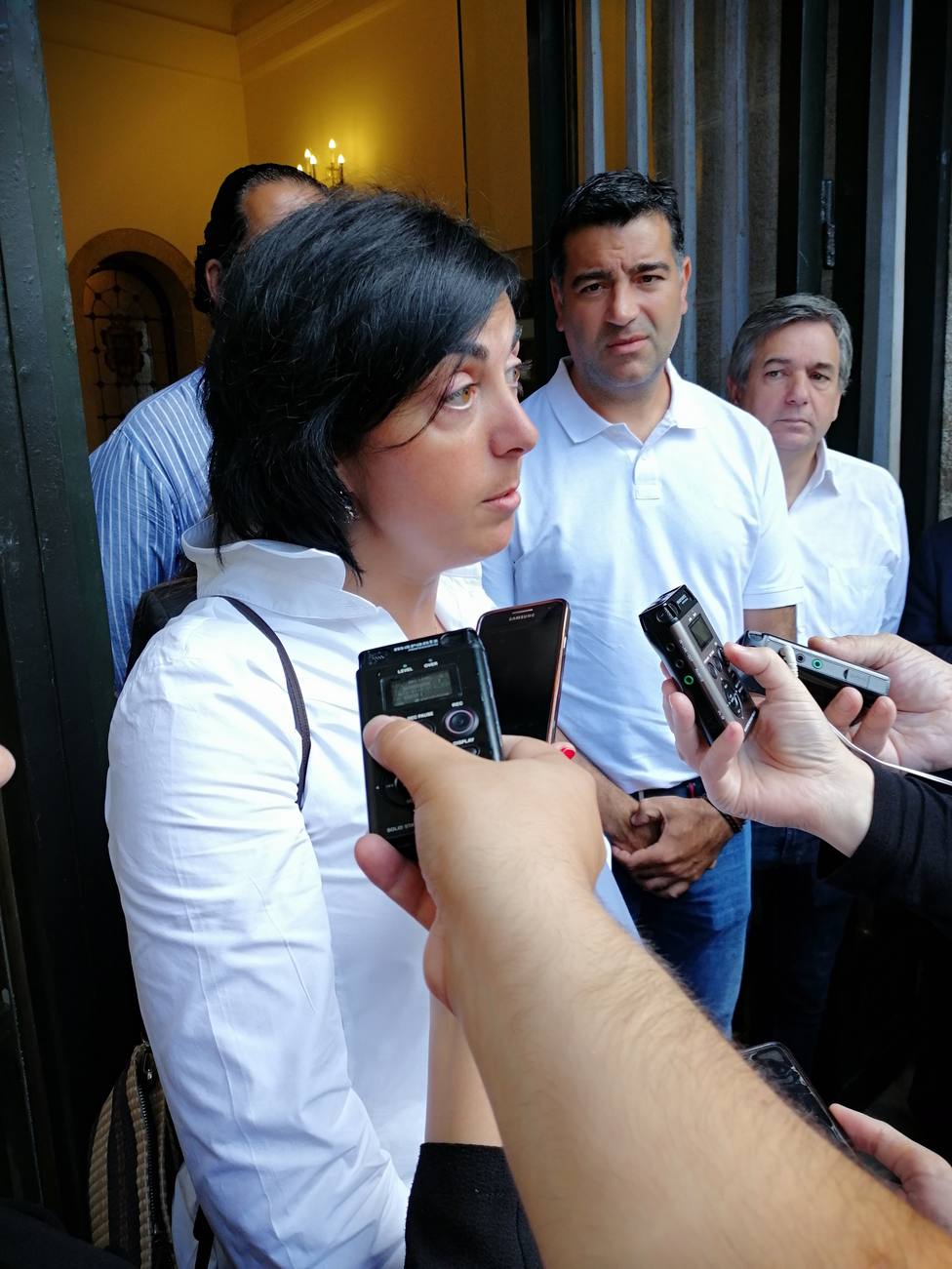 Elena Candia acompañada por otros políticos populares