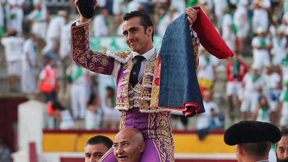 El Fandi en su salida a hombros este martes en la plaza de toros de Huesca