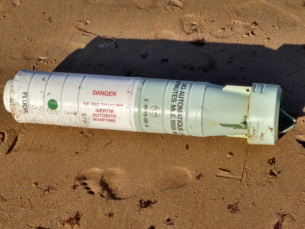 Los Tedax detonan una artefacto explosivo hallado en la playa Ris de Noja