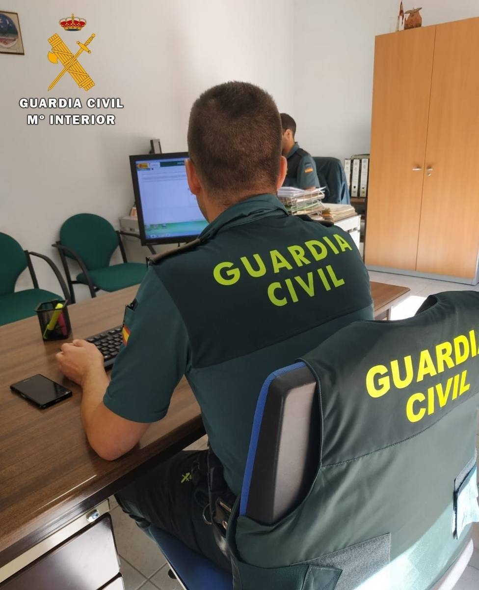 Foto de archivo de agentes de la Guardia Civil revisando información - FOTO: Guardia Civil