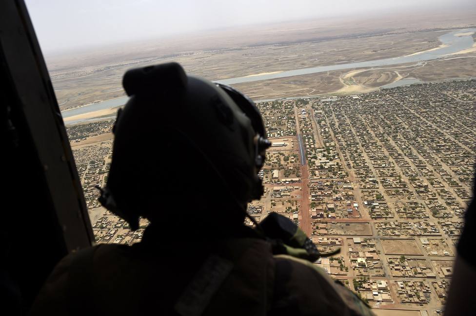 Un helicóptero del ejército francés sobrevuela el Sahel